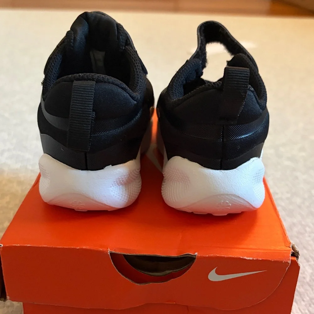 Nike Revolution 7 - Tanjun - Child Black and White Sneakers - size 6c - Like New - Picture 3 of 6